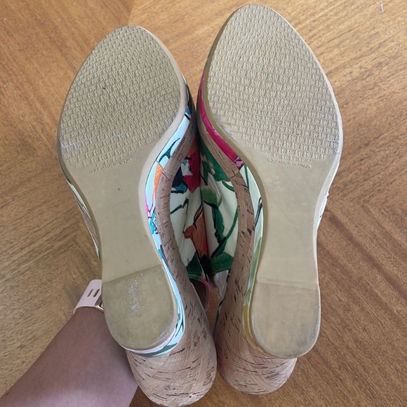 STUART WEITZMAN Floral Cork Wedge Peep Toe Slingback Patent Leather Shoes - Picture 5 of 6